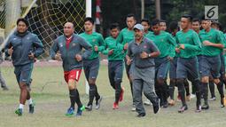 Ketua Umum PSSI, Edy Rahmayadi (kedua kiri) berlari bersama Timnas Indonesia U-16 jelang pelepasan di Lapangan Atang Sutresna, Jakarta, Rabu (13/9). Timnas U-16 akan berlaga pada kualifikasi Piala Asia U-16 di Thailand. (Liputan6.com/Helmi Fithriansyah)