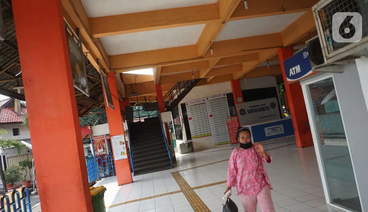 Suasana Terminal Bus Kampung Rambutan yang sepi aktivitas di Jakarta, Minggu (10/5/2020). Pelayanan Bus AKAP belum dioperasionalkan di Terminal Kampung Rambutan, meskipun pemerintah telah mengizinkan kembali angkutan umum beroperasi keluar masuk wilayah Jabodetabek. (Liputan6.com/Immanuel Antonius)