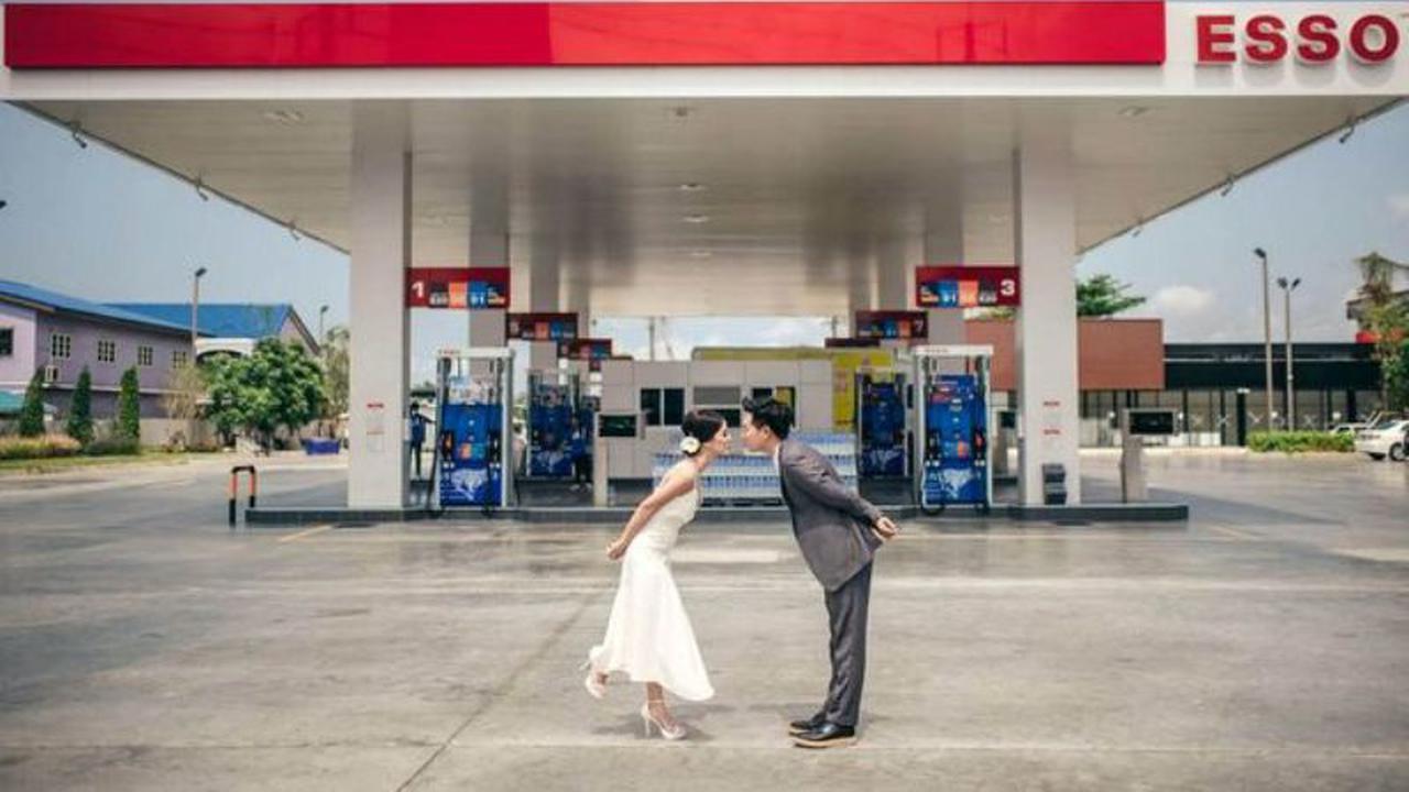 Pekerja Pom Bensin Ciptakan Foto Prewedding Indah di Pom Bensin