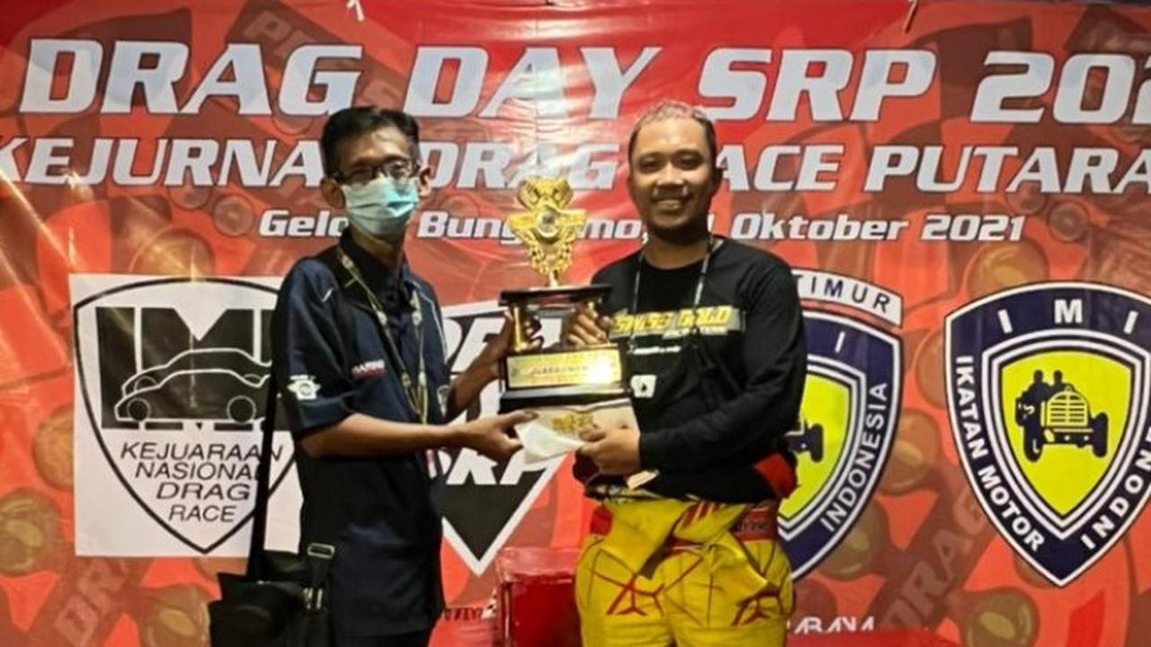 Bayu Achamad saat menerima piala dan penghargaan dari panitia (Arfandi Ibrahim/Liputan6.com)