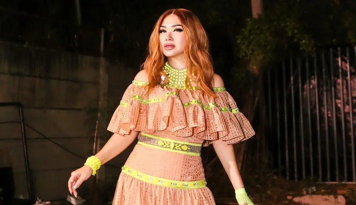 Pelantun Sang Dewi, Titi DJ juga pernah mengkui jika dirinya menjalani prosedur operasi plastik. Pengakuan Titi DJ ini sempat menjadi sorotan netizen.(Liputan6.com/IG/@ti2dj)