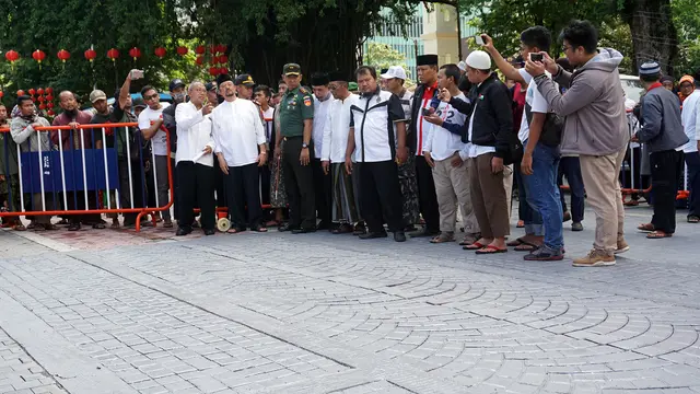 Demo Mosaik Mirip Salib di Balai Kota Solo