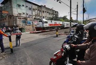 Suasana perlintasan sebidang di Jalan Ampera, dekat Stasiun Bekasi Timur, Bekasi, Jawa Barat. PT Kereta Api Indonesia (KAI) Daop 1 Jakarta telah memasang palang pintu di perlintasan sebidang Jalan Ampera, dekat Stasiun Bekasi Timur, Bekasi, Jawa Barat. (Kapanlagi.com/Budy Santoso)