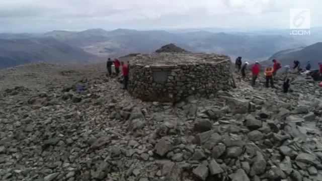 Sebuah monumen peringatan di puncak Scafell Pike diperbaiki. Para relawan membutuhkan waktu seminggu untuk menyelesaikan perbaikan tersebut.