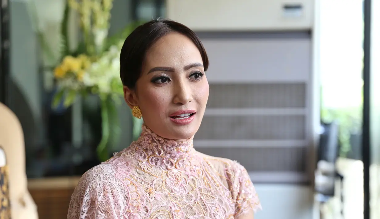 Seperti diketahui, Artika memiki darah keturunan dari Solo Jawa Tengah. Selain bahasa Jawa, juga bahasa Sumatra. Bahkan, anak yang paling besar juga sudah belajar dari bahasa ayahnya yang memiliki darah Jambi dan Hongkong. (Nurwahyunan/Bintang.com)