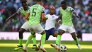 Gelandang Inggris, Fabian Delph, berusaha melewati kepungan pemain Nigeria pada laga persahabatan di Stadion Wembley, London, Sabtu (2/6/2018). Inggris menang 2-1 atas Nigeria. (AFP/Ben Stansall)