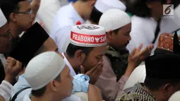 Pendukung pasangan Capres-Cawapres 02 Prabowo Subianto-Sandiaga Uno berdoa saat menghadiri syukuran kemenangan di Kertanegara, Jakarta, Jumat (19/4). Acara dengan tema gema nisfu sya'ban sekaligus ucapan syukur kemenangan Prabowo-Sandiaga dihadiri ribuan pendukung. (Liputan6.com/Faizal Fanani)