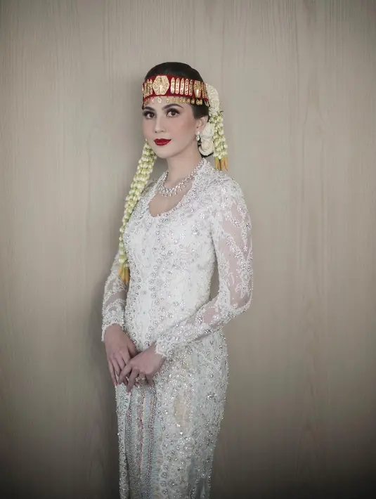 Saat pernikahannya. Jessica Mila mengenakan kebaya putih rancangan Vera Anggraini yang dipadukan ]Ulos Padang Ursa & Songket Toba dari Merdi Sihombing. [Instagram/@jscmila]