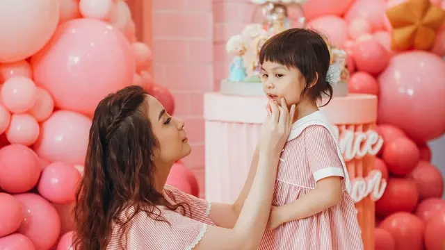 Momen Chelsea Olivia Rayakan Ulang Tahun Nastusha, Dekorasi Serba Pink. (Sumber: Instagram/chelseaoliviaa dan Instagram/glennalinskie)