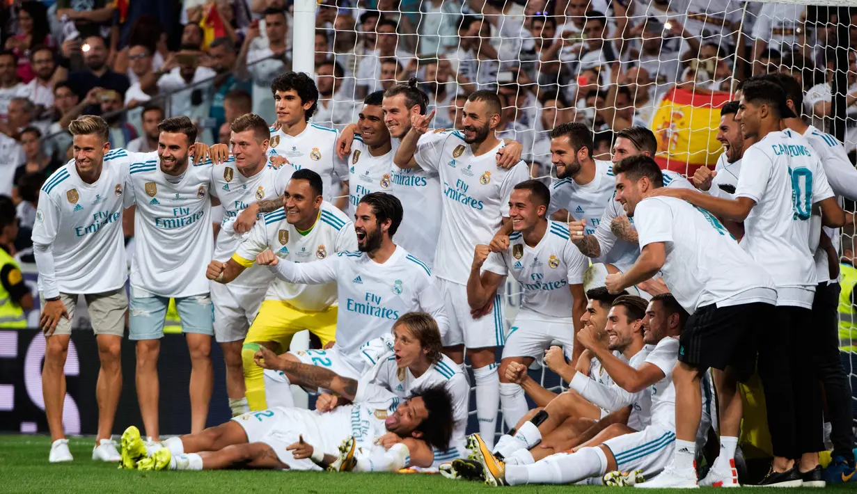 Para pemain Real Madrid foto bersama merayakan kemenangan atas Barcelona pada Piala Super Spanyol 2017 di stadion Santiago Bernabeu, Spanyol (16/8). Real Madrid menang 2-0 atas Barcelona dengan skor agregat 5-1. (AFP Photo/Curto De La Torre)