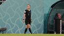 Wasit Jepang Yoshimi Yamashita saat pertandingan sepak bola grup F Piala Dunia antara Belgia dan Kanada, di Stadion Ahmad Bin Ali, Doha, Qatar, Rabu (23/11/2022). Yamashita pernah menjadi wasit pada kompetisi liga Jepang atau J-league dan pernah memimpin pertandingan sepak bola tingkat Asia, yakni AFC Champions League. (AP Photo/Hassan Ammar)