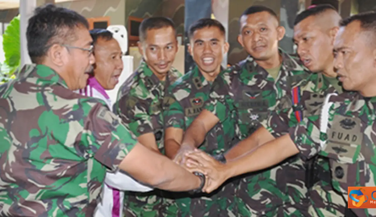 Citizen6, Cilandak: Komandan Korps Marinir Mayor Jendral TNI (Mar) M Alfan Baharudin memberikan uang pembinaan kepada masing-masing cabang olah raga dalam acara syukuran di  Lapangan Tembak Marinir Sukarno, Cilandak. (Pengirim: Marinir)