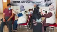 Warga mengikuti program 1 juta vaksin booster yang dilaksanakan di Masjid Sabilillah Kota Malang pada Jumat, 22 April 2022. Di kota ini ada sembilan titik&nbsp;pelaksanaan program kerjasama Polri bersama Kemenag dan PBNU tersebut (Liputan6.com/Zainul Arifin)&nbsp;&nbsp;