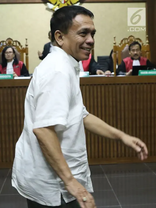 Gubernur Aceh nonaktif, Irwandi Yusuf usai menjalani sidang dakwaan di Pengadilan Tipikor, Jakarta, Senin (26/11). Irwandi Yusuf merupakan tersangka dugaan suap dan gratifikasi terkait Dana Otonomi Khusus Aceh (DOKA). (Liputan6.com/Helmi Fithriansyah)