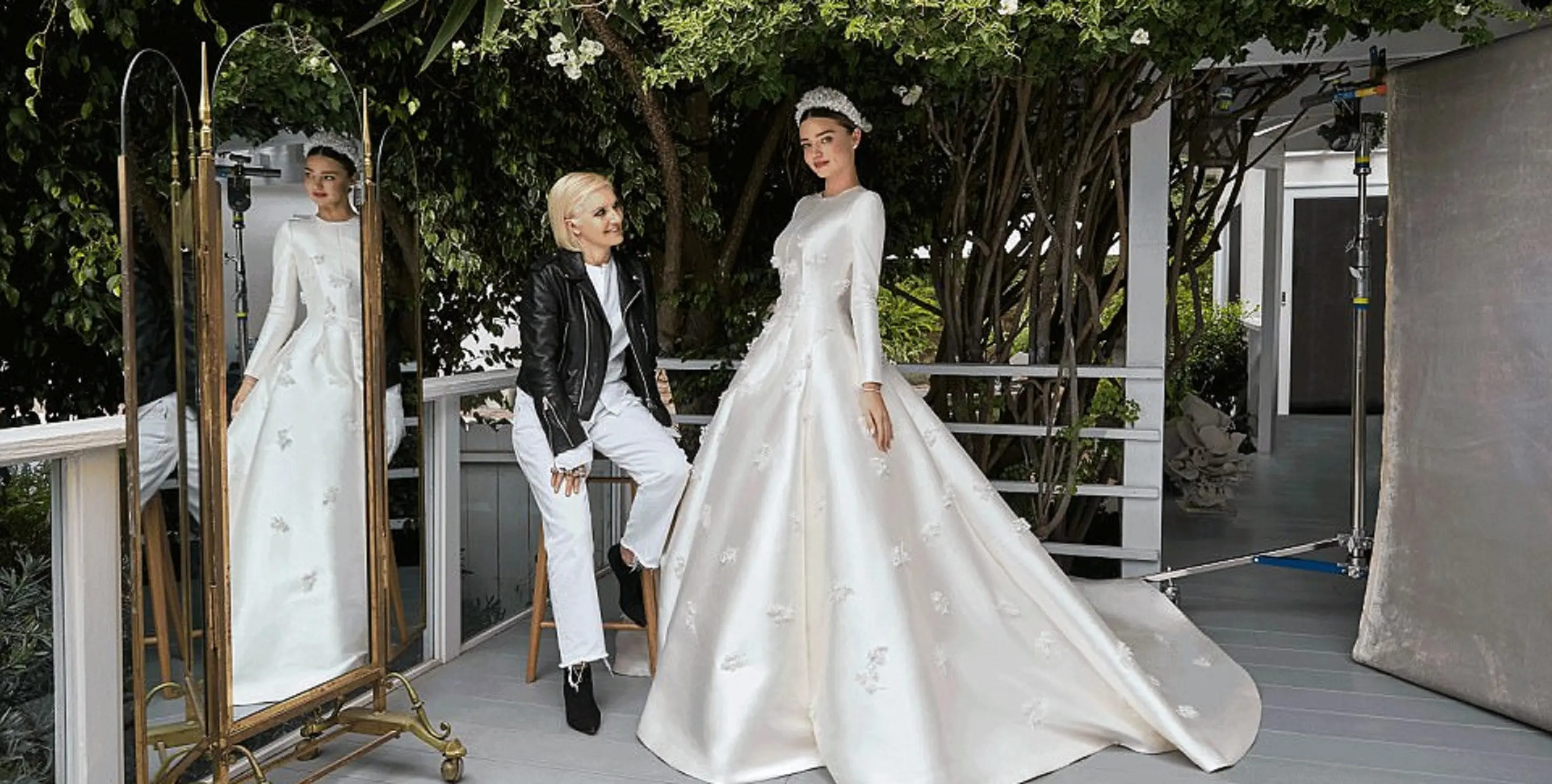 Miranda Kerr memamerkan keindahan gaun pengantinnya ketika menikah dengan Bos Snapchat, Evan Spigel, Mei 2017 (Vogue/Dailymail)