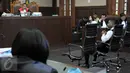 Peracik kopi atau barista kafe Olivier, Rangga Dwi Saputra memberikan kesaksian pada sidang lanjutan kasus kematian Wayan Mirna Salihin dengan terdakwa Jessica Kumala Wongso di Pengadilan Negeri Jakarta Pusat, Kamis (21/7). (Liputan6.com/Helmi Afandi)