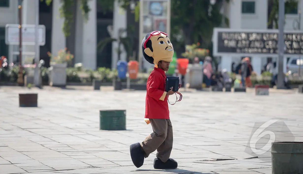 Seorang dengan mengunakan pakaian badut karakter film kartun di Taman Fatahillah, Jakarta, Rabu (6/5/2015). Tiap harinya seorang badut bisa mengantongi uang Rp 50 ribu hingga Rp 150 ribu. (Liputan6.com/Faizal Fanani)