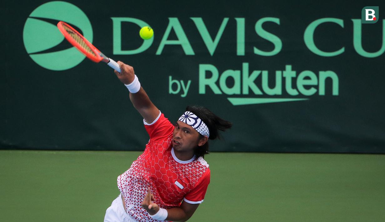 Kedua pemain saling susul menyusul angka hingga akhirnya laga harus melalui babak tie break. Namun, pria berdarah Belanda-Kamboja-Indonesia tersebut akhirnya berhasil menutup set pertama dengan skor 7-6 (4). (Bola.com/Bagaskara Lazuardi)