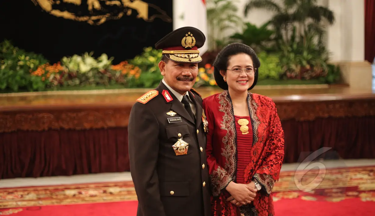 Kapolri Jenderal Pol. Badrodin Haiti dan Istri Ny. Tejaningsih Haiti berfoto bersama usai pelantikan sebagai Kepala Polri di Istana Negara, Jakarta, Jumat (17/4/2015). (Liputan6.com/Faizal Fanani)