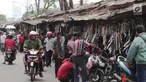Pedagang aksesoris motor bekas menjajakan dagangannya di lokasi sementara (loksem) 37 di Jalan Kalibaru Timur, Senen, Jakarta (8/1). Loksem di kawasan Senen yang dibangun sejak tahun 1980 ini akan direnovasi total. (Liputan6.com/Angga Yuniar)