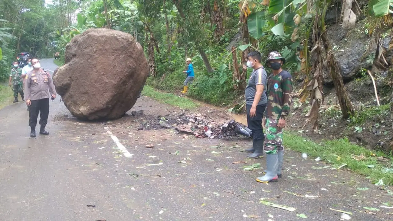 Sepeda motor Babinsa di Kebumen hancur usai tertimpa batu sebesar gajah. (Foto: Humas Polres Kebumen/Liputan6.com)