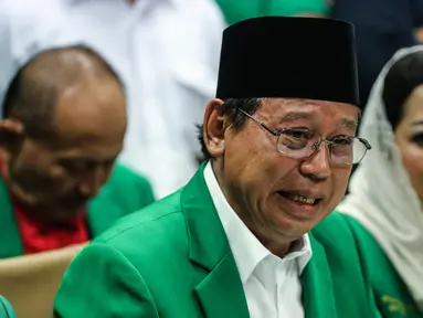 Ketum PPP Djan Faridz menangis saat memberikan penjelasan dalam konferensi pers di DPP PPP, Jakarta, Kamis (20/7). Djan meminta seluruh kader dan simpatisan PPP di seluruh Indonesia untuk bersabar menunggu keputusan hukum. (Liputan6.com/Faizal Fanani)