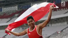Atlet para-atletik Indonesia, Sapto Yogo Purnomo merayakan kemenangan lari nomor 100 meter T37 pria yang digelar di Stadion GBK, Jakarta, Selasa (9/10). Ini menjadi medali emas kedua Sapto di Asian Para Games 2018. (Liputan6.com/Helmi Fithriansyah)