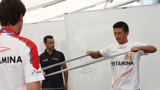 Rio Haryanto melakukan pemanasan sebelum balapan feature race di paddock Campos Racing. (Bola.com/Reza Khomaini)