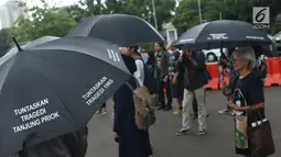 Jaringan Solidaritas Korban melakukan aksi Kamisan ke-562 di depan Istana Merdeka, Jakarta, Kamis (15/11). Mereka meminta pemerintah segera menyelesaikan kasus pelanggaran HAM berat masa lalu khususnya Tragedi Semanggi 1. (Liputan6.com/Helmi Fithriansyah)