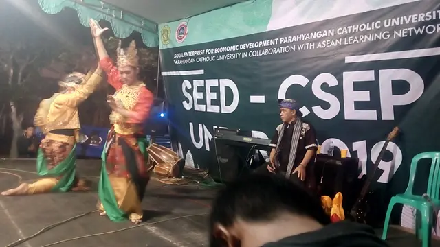 Perwakilan mahasiswa Indonesia menampilkan kesenian tari dalam malam pentas seni SEED Unpar 2019