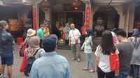 Peserta jelajah tur komunitas Tionghoa sedang mendengarkan pemaparan Pak Sugiri di Vihara Dharma Ramsi. (Huygoo Simbolon)