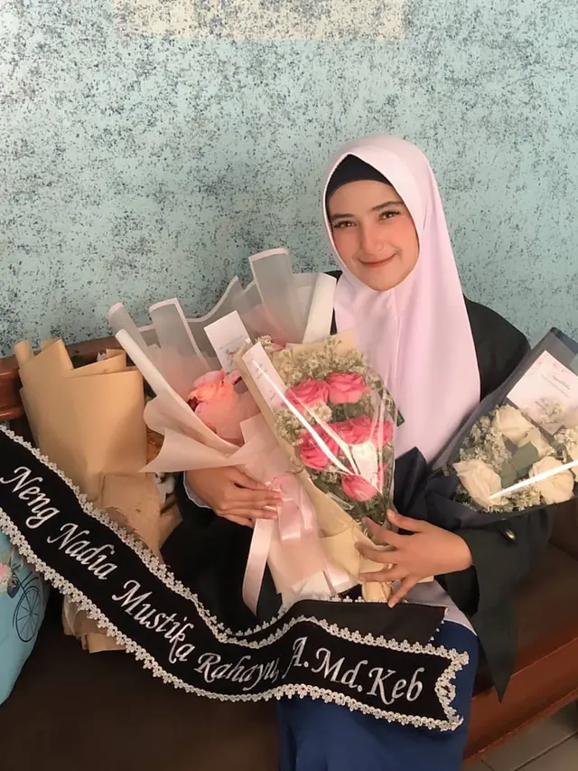 5 Potret Nadya Mustika Istri Rizki DA Usai Sidang Skripsi, Ungkap Rasa Syukur