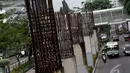 Penampakan tiang monorel yang terbengkalai di kawasan Kuningan, Jakarta, Selasa (13/1/2015). (Liputan6.com/Faizal Fanani)