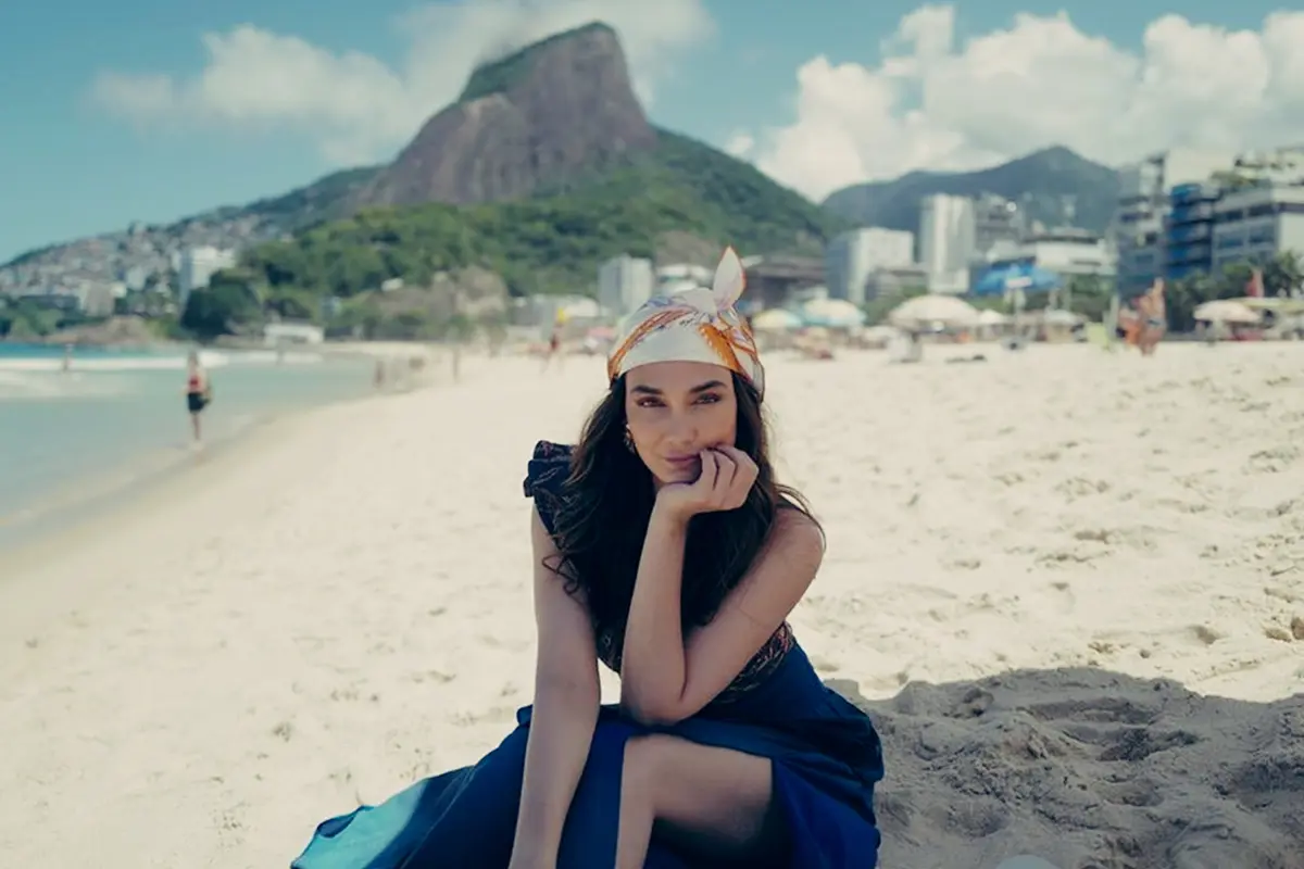 FOTO: Gaya Luna Maya di Pinggir Pantai Leblon Brazil Ini Menawan