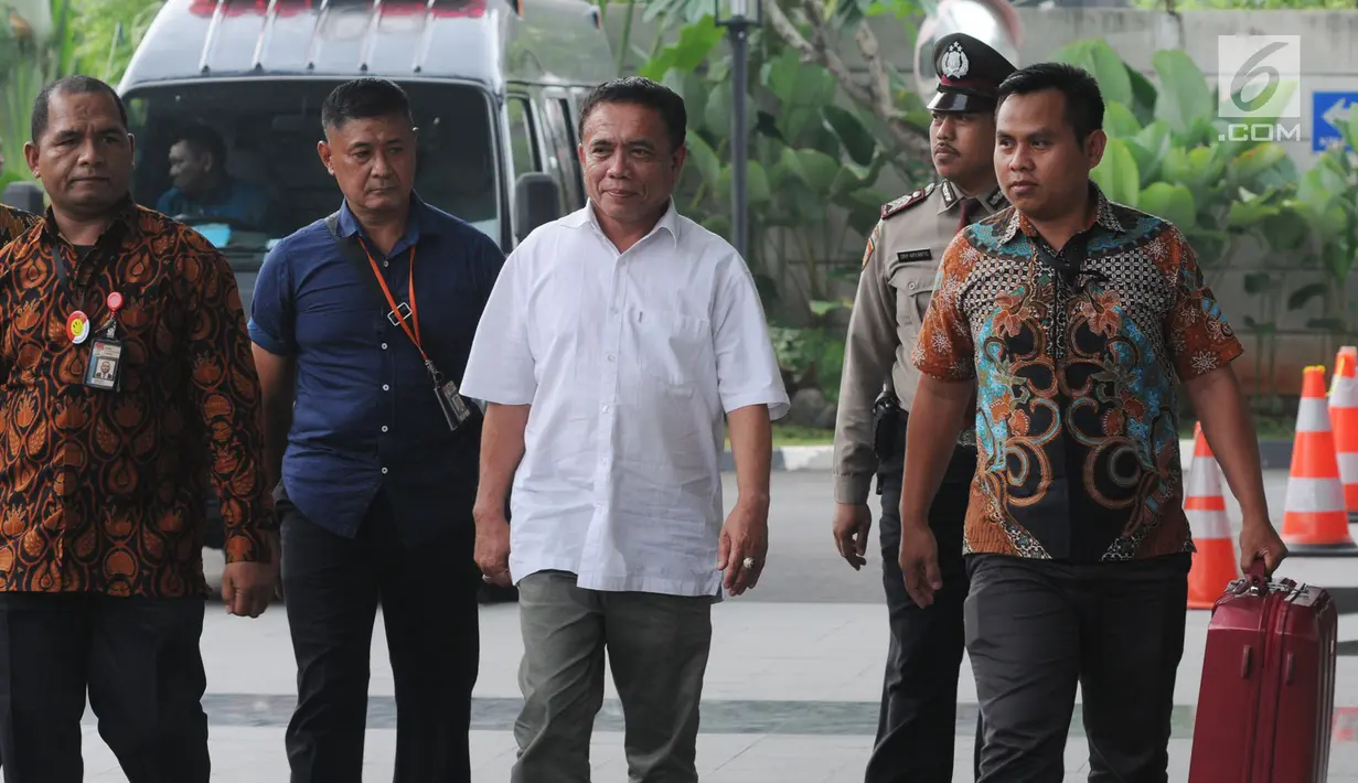 Gubernur Aceh Irwandi Yusuf didampingi petugas tiba di Gedung KPK, Jakarta, Rabu (4/7). Irwandi terjaring operasi tangkap tangan (OTT) bersama Bupati Bener Meriah Ahmadi dan delapan orang lainnya di Aceh pada Selasa malam. (Merdeka.com/Dwi Narwoko)