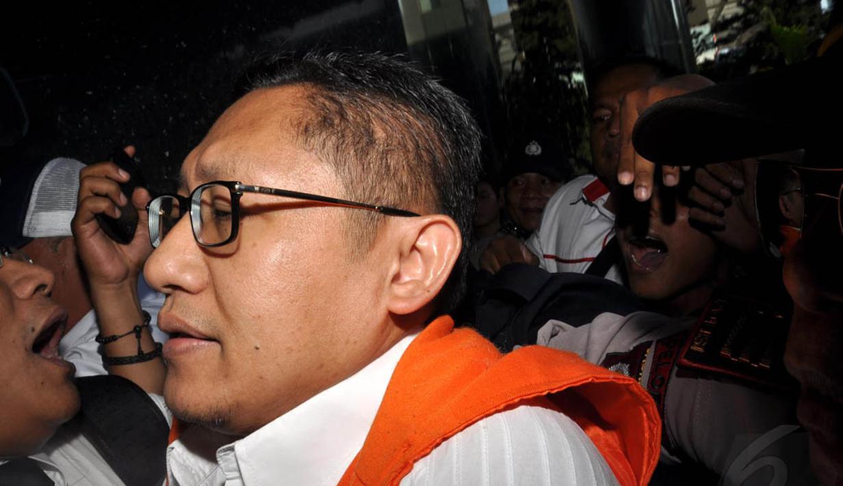 Sempat terjadi aksi dorong diantara pendukung dan awak media saat Anas akan memasuki gedung Pengadilan Tipikor Jakarta, (24/9/14). (Liputan6.com/Miftahul Hayat)