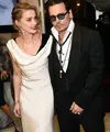 Baru-baru ini kabar perceraian datang dari pasangan Amber Heard dan Johnny Depp. Pasalnya, usia pernikahan mereka masih tergolong baru yakni 15 bulan. (AFP/Bintang.com)