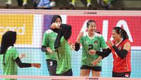 Tim bola voli putri Indonesia memetik kemenangan kedua pada laga terakhir Grup A cabor bola voli putri SEA Games 2023, Kamis (11/5/2023) siang WIB. Dalam laga yang digelar di Olympic Complex Indoor Stadium, Phnom Penh, Wilda Siti Nurfadhilah dkk secara meyakinkan menang 3-0 (25-9, 25-9, 25-15) atas Myanmar. Dengan hasil ini tim bola voli putri Indonesia yang kini menempati posisi kedua Grup A hampir dipastikan lolos ke babak semifinal. Indonesia tinggal menunggu hasil laga Malaysia menghadapi Thailand yang di atas kertas akan dimenangi Thailand sebagai pemuncak Grup A. (Bola.com/Abdul Aziz)