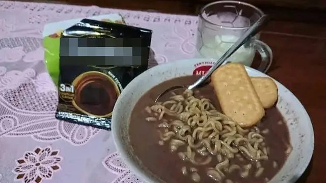 6 Potret Makan Mi Instan Pakai Biskuit Ini Nyeleneh, Jadi Pengganti Kerupuk