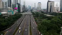 Foto aerial kendaraan melintas di Jalan Jenderal Sudirman, Jakarta, Selasa (24/3/2020). Sejumlah ruas jalan utama ibu kota lebih lengang dibandingkan hari biasa karena sebagian perusahaan telah menerapkan bekerja dari rumah guna menekan penyebaran COVID-19. (Liputan6.com/Faizal Fanani)