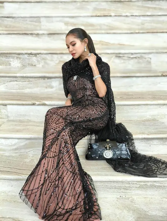 Diketahui, Karraminah merupakan seorang model. Ia juga disebut-sebut sebagai pakar mode yang cukup terkenal di Filipina. Maka tak heran penampilannya begitu maksimal di pernikahan sepupunya. [@_karraminah_]