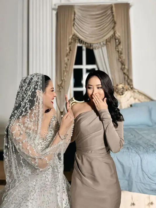 Di momen pernikahan sang sahabat ini, Natasha Wilona tampil menawan dibalut asymmetrical dress bernuansa abu-abu. [Foto: Instagram/natashawilona12]