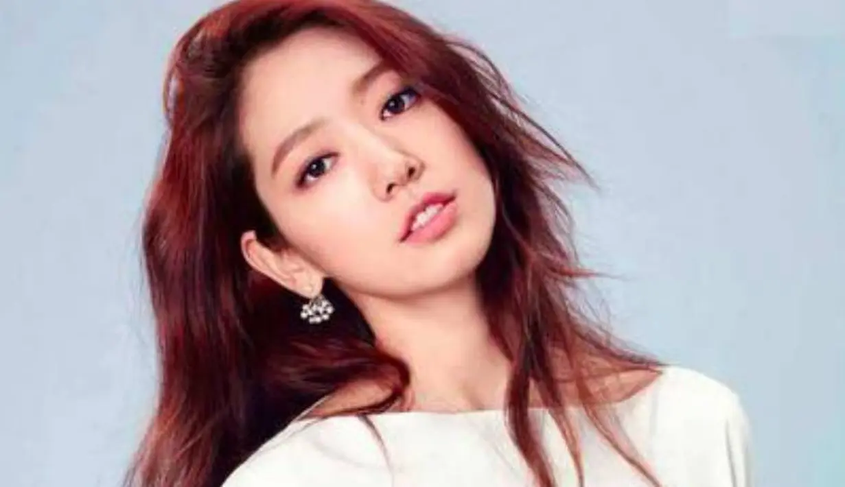 Seperti diketahui, Park SHin Hye berkolaborasi dengan tas asal Itali bernama Bruno Magli. Wanita cantik ini turun langsung untuk merancang tas yang ia beri nama Rosa. (Foto: allkpop.com)