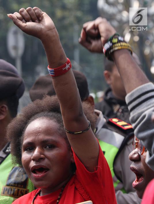 Pemuda Papua saat aksi di kawasan depan Istana Negara, Jakarta, Kamis (2/8). Aksi ini untuk memperingati 49 tahun penentuan pendapat rakyat (Pepera) 1969. (Liputan6.com/Helmi Fithriansyah)