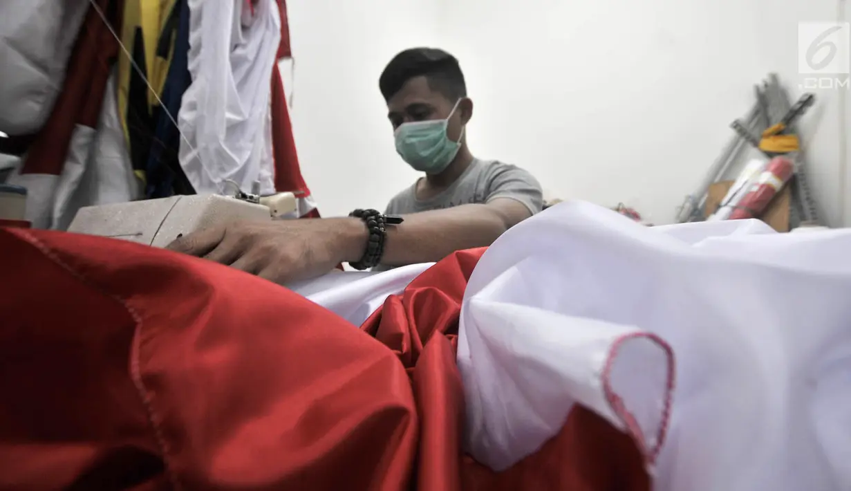Penjahit menjahit bendera Merah Putih di Pasar Senen, Jakarta, Kamis (2/8). Penjahit bendera Merah Putih di Pasar Senen mulai kebanjiran pesanan jelang HUT ke-73 RI. (Merdeka.com/Iqbal Nugroho)