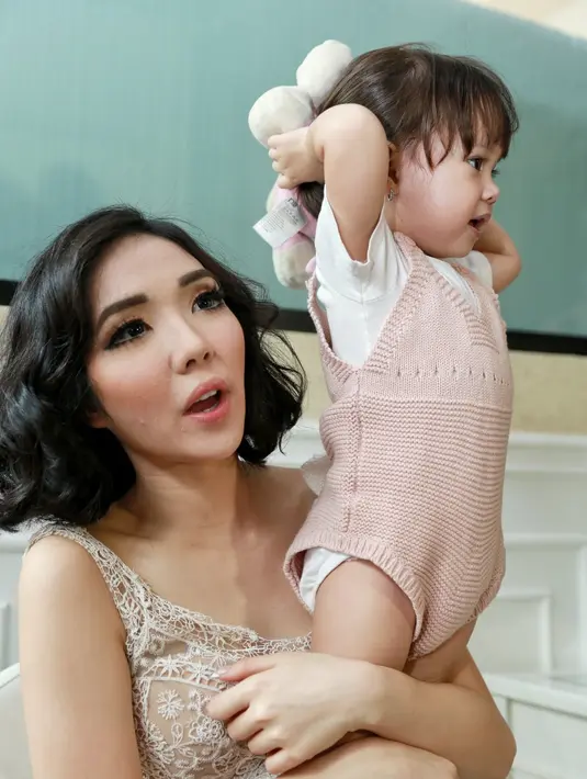 Dalam video klip digambarkan, Gisella Anastasia berperan sebagai Mannequin, yang memiliki cinta terpendam pada designer yang diperankan Rio Dewanto. (Adrian Putra/Bintang.com)
