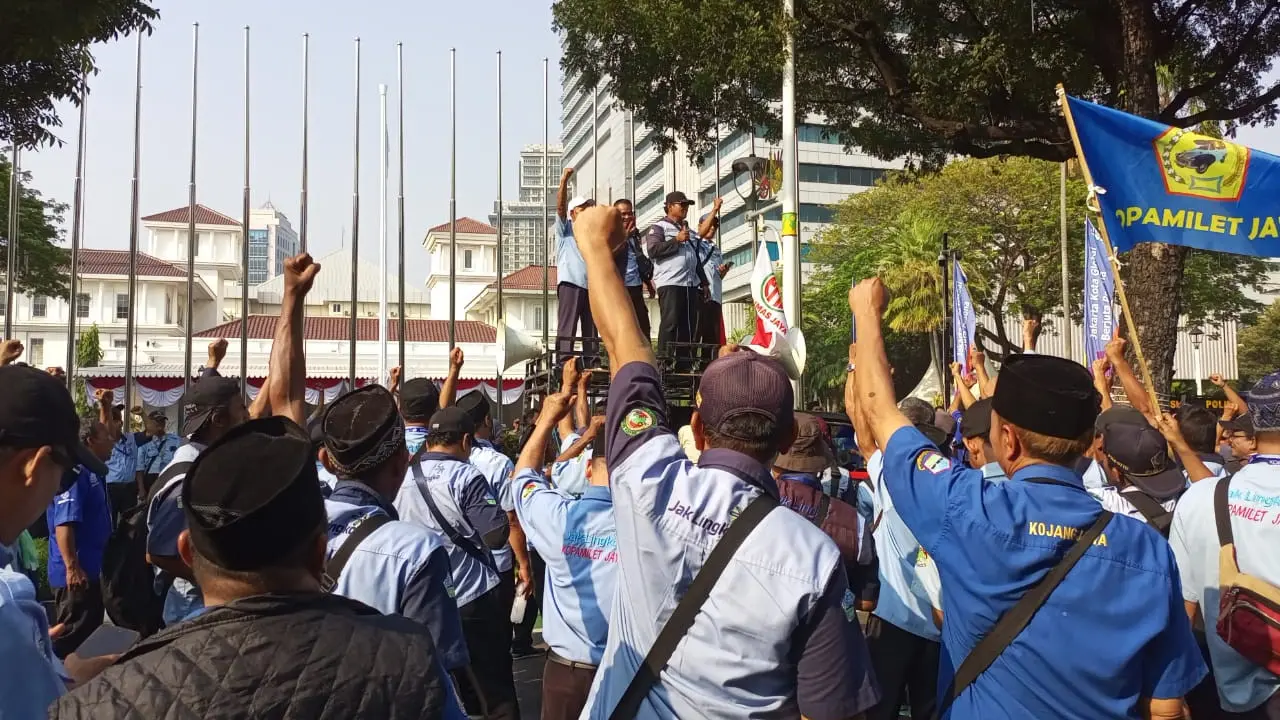 Aksi unjuk rasa Forum Komunikasi Laskar Biru Operator Jaklingko Mikrotrans Eks Mikrolet dan APB DKI Jakarta di Balaikota DKI, Gambir, Jakarta Pusat, pada Selasa (30/7/2024).