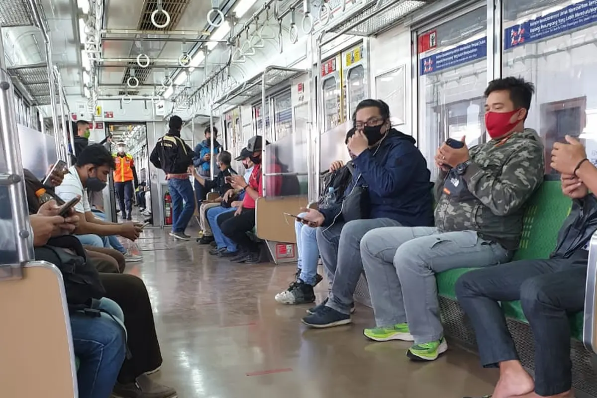 Kondisi penumpang di dalam rangkaian KRL rute Bogor-Jakarta dengan penerapan protokol kesehatan pencegahan Covid-19
