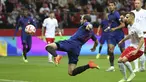 Bek timnas Belanda Daley Blind melakukan tendangan saat bertandang ke Polandia dalam lanjutan UEFA Nations League A di Stadion Narodowy, Warsawa pada Jumat (29/09) dini hari WIB. Belanda sukses menundukkan Polandia 2-0 lewat gol yang disumbangkan oleh Cody Gakpo dan Steven Bergwijn. (AP Photo/Michal Dyjuk)