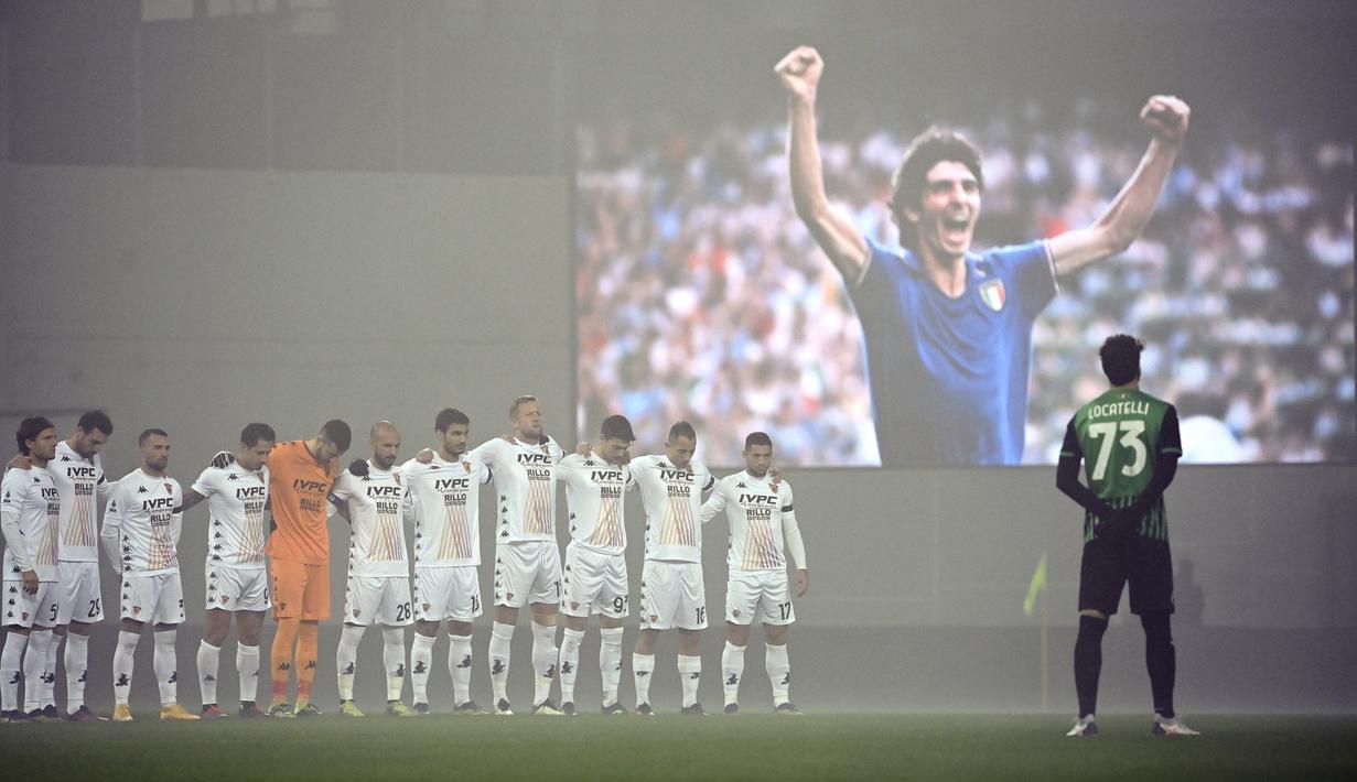 Para pemain melakukan hening cipta atas meninggalnya legenda sepakbola Italia, Paolo Rossi, sebelum laga lanjutan Liga Italia Serie A 2020/21 pekan ke-11 antara Sassuolo melawan Banevento di Mapei Stadium, Jumat (11/12/2020). (LaPresse via AP/Massimo Paolone)